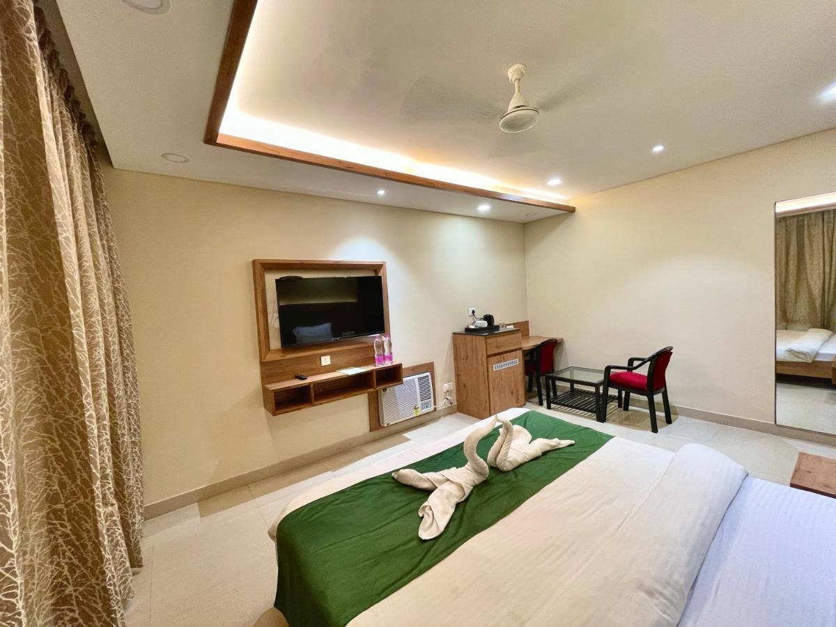 Rockbay ! Puri, Swimming Pool-lift-and-parking-facility Near Sea Beach & Temple Breakfast Included 4*