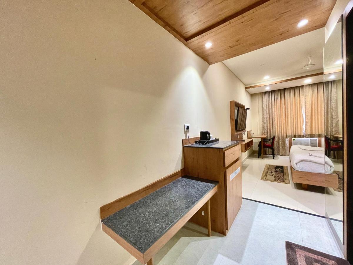 Hotel Rockbay ! Puri, Swimming Pool-lift-and-parking-facility Near Sea Beach & Temple Breakfast Included