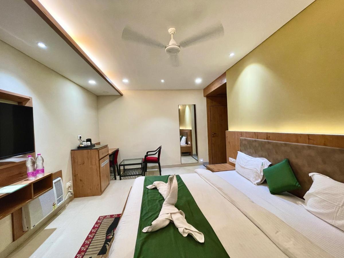 Rockbay ! Puri, Swimming Pool-lift-and-parking-facility Near Sea Beach & Temple Breakfast Included 4*