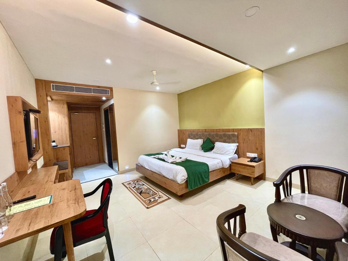 Rockbay ! Puri, Swimming Pool-lift-and-parking-facility Near Sea Beach & Temple Breakfast Included 4*