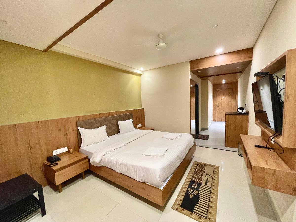 Rockbay ! Puri, Swimming Pool-lift-and-parking-facility Near Sea Beach & Temple Breakfast Included