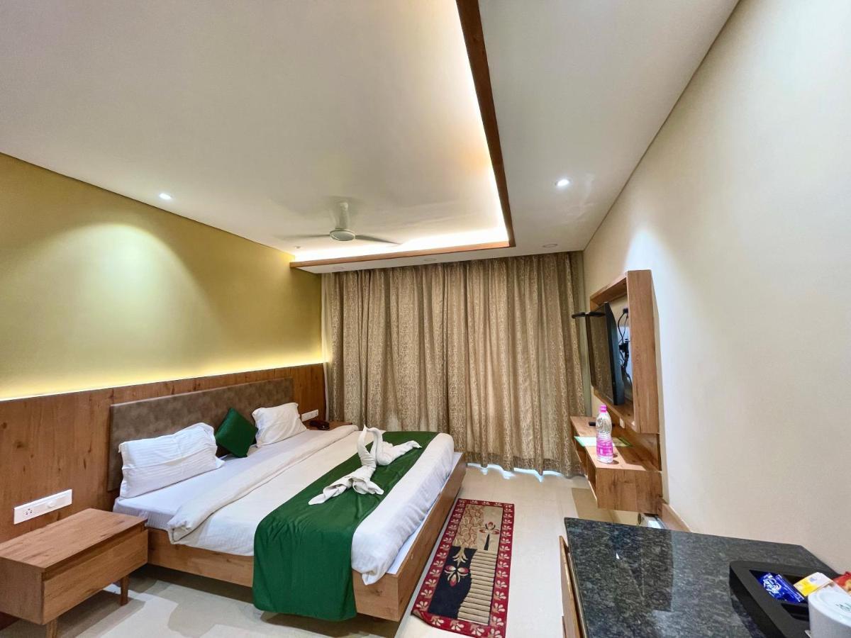 Rockbay ! Puri, Swimming Pool-lift-and-parking-facility Near Sea Beach & Temple Breakfast Included