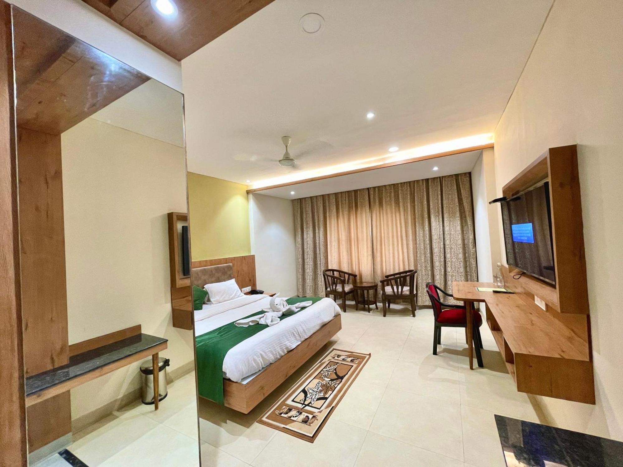 Rockbay ! Puri, Swimming Pool-lift-and-parking-facility Near Sea Beach & Temple Breakfast Included 4*